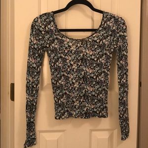 Form-fitting long-sleeved floral shirt